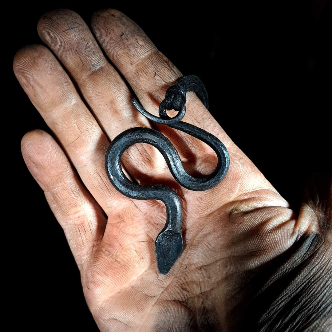 "Nidhögg" Hängsmycke (vers. 1)