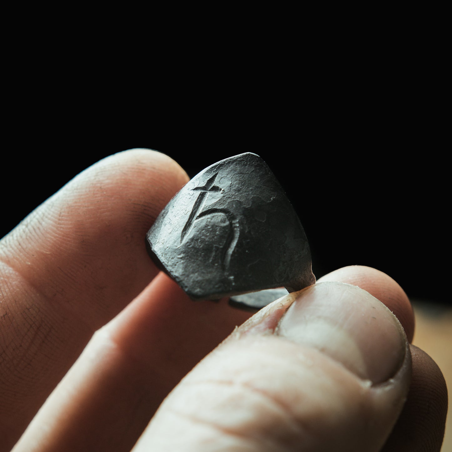 Graverad runa på vikingring